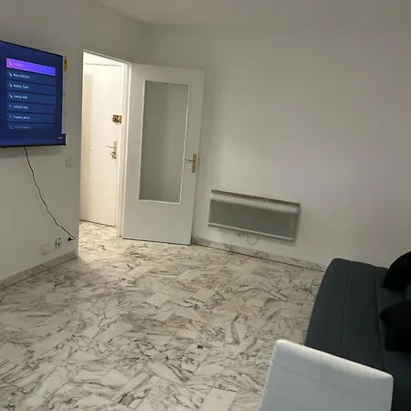 Deux Pieces Proche Plage Et Centres Commerciaux. דירה